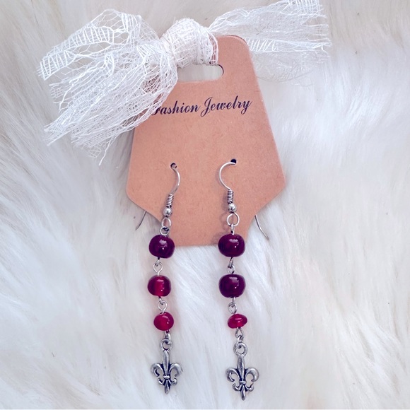 Stunning 3-Tier Red Amber Gemstones, Fleurs-de-Lea Charm
Stamped 925s Earrings - Picture 3 of 13